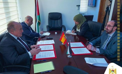 بشارة يوقع اتفاقية مع القنصل الاسباني لدعم الأسر الفقيرة