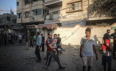 لحظة اخلاء المواطنين من قرب مبنى المسحال الثقافي غرب غزة أمس