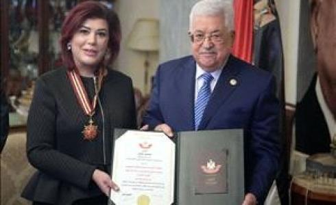 الرئيس الفلسطيني محمود عباس والسفيرة العراقية أثناء تسليمها نجمة القدس