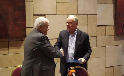 أبو شهلا: يوقع مع نظيره الأردني