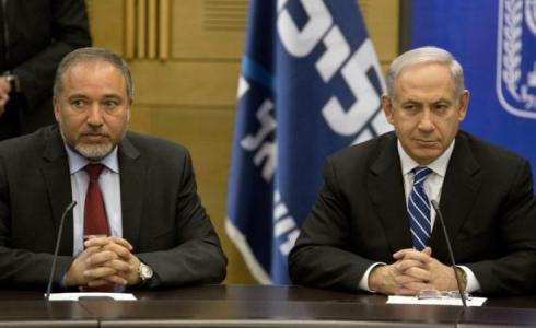 بنيامين نتنياهو رئيس الحكومة الإٍسرائيلية وأفيغدور ليبرمان وزير أمن الاحتلال -ارشيف-