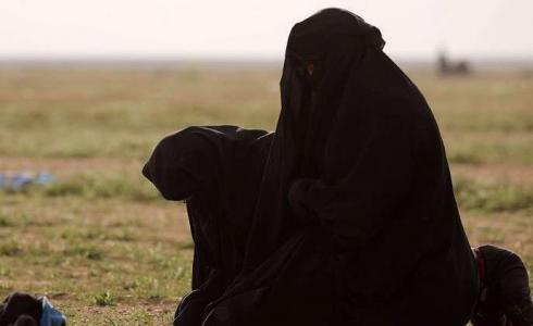 نساء يصلين بالقرب من قرية باغوز, محافظة دير الزور سوريا