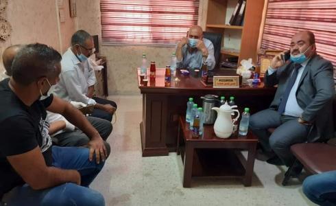 محافظ جنين ومدير الصحة يتفقدان قرية فحمة