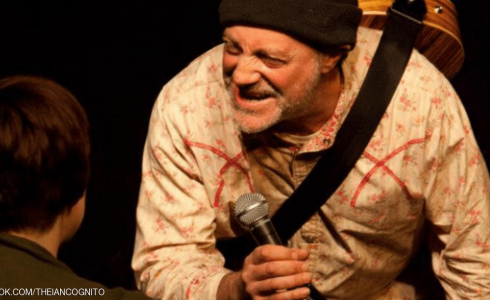 إيان كوغنيتو على أحد المسارح قبل وفاته