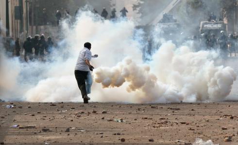 جنود الاحتلال يطلقون قنابل الغاز المسيل للدموع تجاه الشباب الفلسطينيون 
