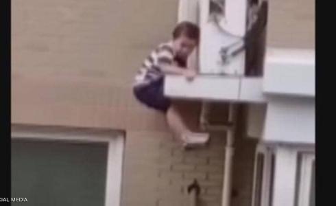 رجل ينقذ طفلا من الموت بعد سقوط من الطابق الخامس