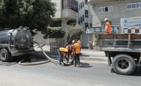 بلدية غزة تدعو لعدم رمي الأوساخ والقاذورات في شبكات الصرف الصحي