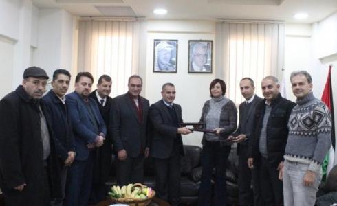 غرفة محافظة الخليل توقع اتفاقية لتصدير منتجات الأحذية والجلود إلى إيطاليا