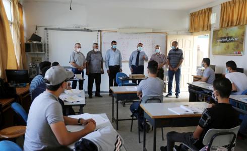 رئيس بلدية دير البلح يتفقد مدارس المدينة 