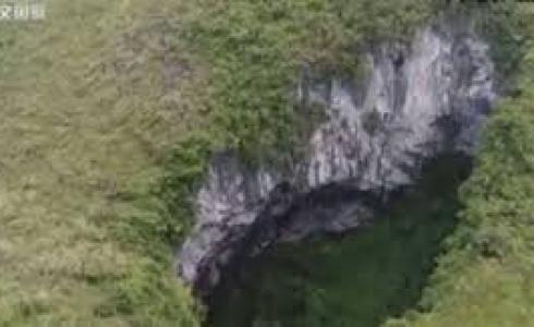 الكهف العملاق داخل مقاطعة قوانغشي الصينية جنوب البلاد