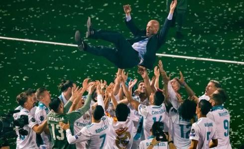 فريق ريال مدريد يحتفل مع مدربه زيدان