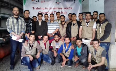 كلية الجامعية يختتم مشروع تمكين الشباب في مجال أعمال الألومنيوم