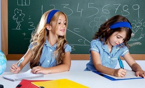 معلم يبتكر طريقة مثيرة لمنع الغش بالامتحان