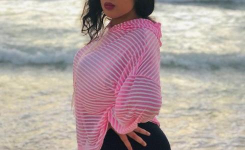 إحدى الفتاتين