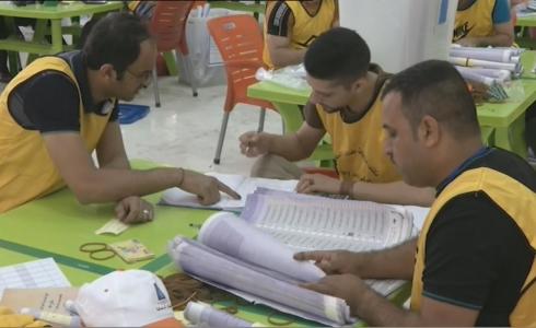 جانب من الفرز اليدوي في الانتخابات العراقية 