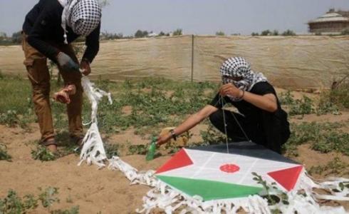 شابين يطلقان طائرات ورقية