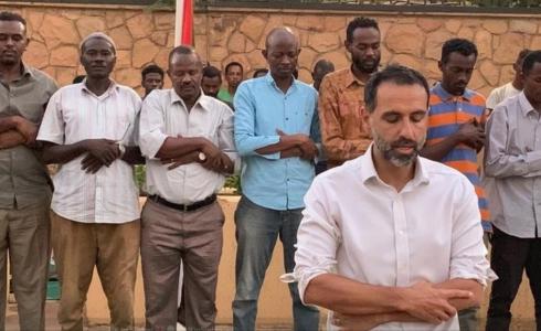 السفير البريطاني لدى السودان يؤمّ المصلّين