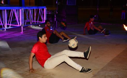 خلال الحفل الاستعراضي التي أقيم أثناء متابعة نجوم الفن لمبارة ريال مدريد وليفربول