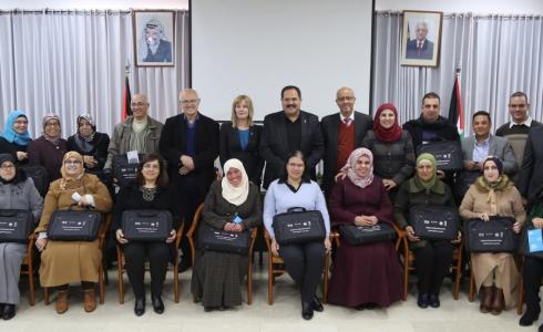 التربية تُسلم أجهزة حواسيب محمولة لمدارس في القدس
