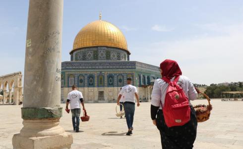 نشطاء مسيحيون يوزعون الحلوى على المسلمين في الأقصى