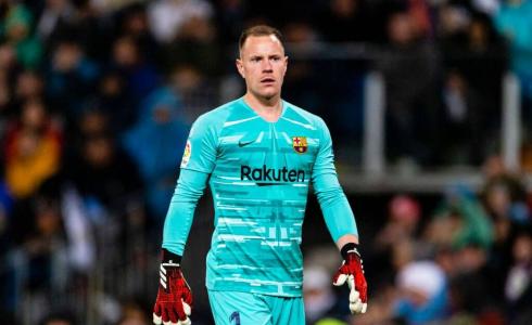 حارس برشلونة يبتعد عن الملاعب