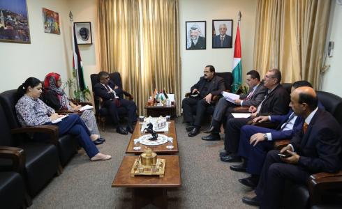 صيدم يبحث مع السفير الفلسطيني بالجزائر موضوعات تخص الطلبة والمنح الدراسية