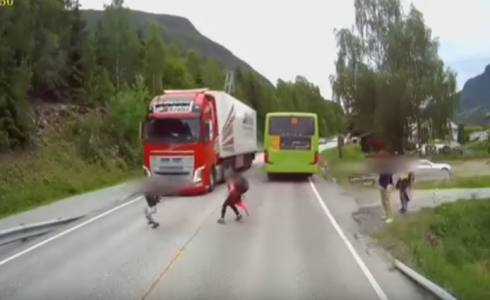 طفل ينجو بطريقة لا تصدق من شاحنة مسرعة