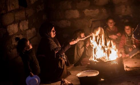 مواطنون يشعلون النار للتدفئة في غزة في ظل انقطاع الكهرباء -ارشيف-