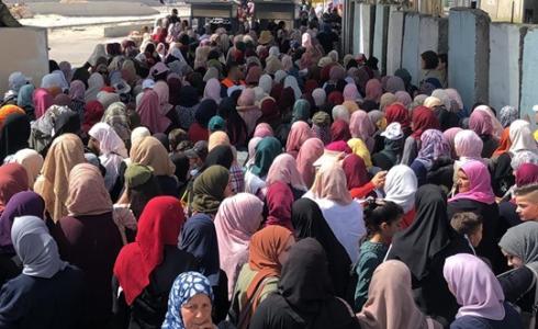 عشرات الآلاف يتوافدون للصلاة بالمسجد الأقصى