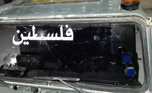 مستوطنون يعتدون على مواطن ويحطمون سيارته 