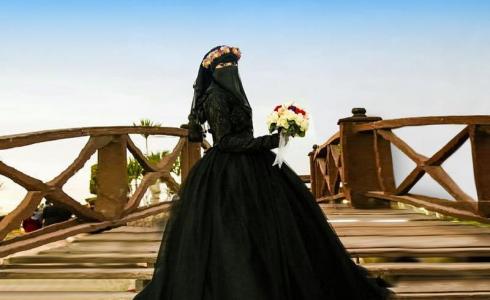 عروس بفستان زفاف أسود