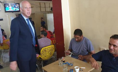 الرئيس التونسي قيس سعيد في مقهى شعبي