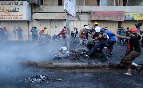 شاهد عراقي يحضر أسدا إلى المظاهرات