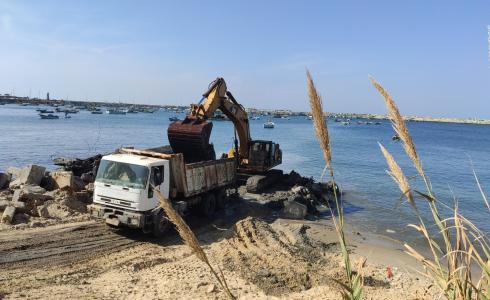 وزارة الأشغال العامة تواصل أعمال تعميق حوض ميناء غزة 