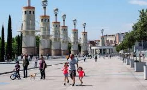 شاهد روبوتات على شكل كلاب تطالب الناس بالتباعد في شوارع كندا