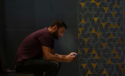 تعرف على خطورة استعمال الهاتف الذكي في دورة المياه