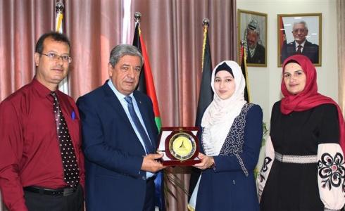 جامعة الأقصى تكرم الطالبة الفائزة بالجائزة الأولى في غزة اليوم