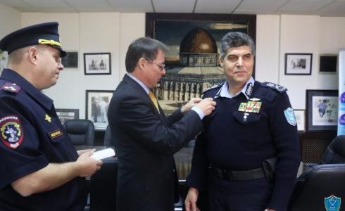 تقليد اللواء حازم عطا الله ميدالية توطيد التعاون الامني الدولي