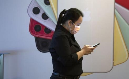 آبل تكشف عن إصدار جديد يفتح آيفون مع ارتداء الكمامة