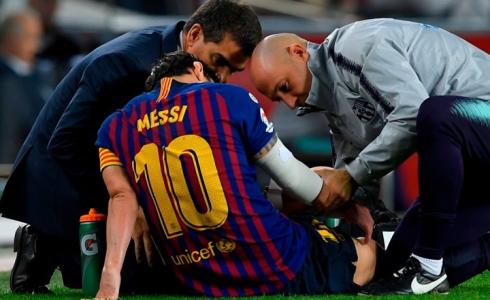ميسي يتلقى العلاج على أرضية الملعب بعد إصابته - أرشيفية