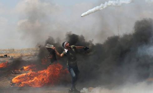 أحد المتظاهرين الفلسطينيين في مسيرة العودة السلمية على حدود قطاع غزة في جمعة نذير الغضب