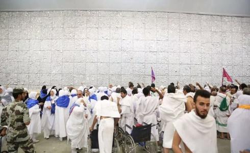 حجاج بيت الله الحرام يرمون الجمرات