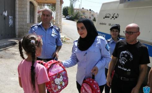 الشرطة وبالشراكة مع اقليم حركة فتح - رام الله والبيرة توزع حقائب مدرسية على الطلاب والطالبات