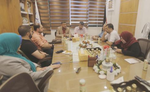 وفد من منتدى الإعلاميين يزور صحيفة فلسطين بغزة