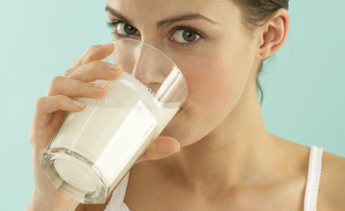  فوائد شرب الحليب في الصباح