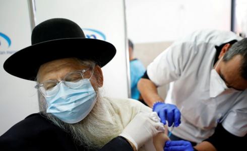 مسن إسرائيلي يتلقى اللقاح - أرشيفية 