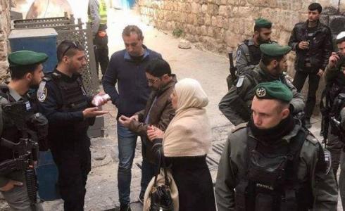 مستوطنون يستولون على محل تجاري