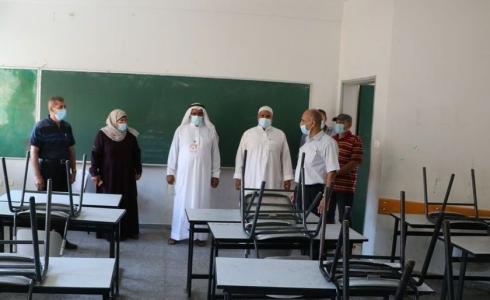 بعض من أولياء الأمور خلال تفقدهم المدارس قبيل استئناف الدراسة