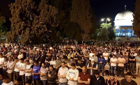 آلاف المواطنون يؤدون صلواتهم داخل باحات المسجد الأقصى.jpg