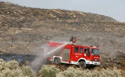 اطفاء نيران مشتعلة في أراضي المواطنين